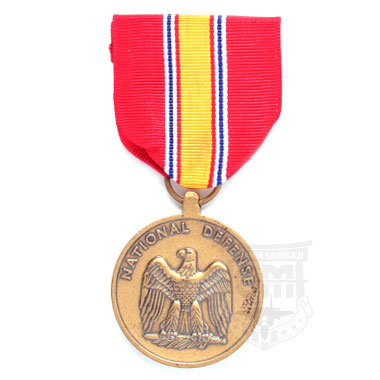 米軍払い下げ品　軍用実物

NATIONAL DEFENCE MEDAL
アメリカ軍の勲章メダル

ドレスジャケット等に取り付ける勲章メダルです
留め具がロック式のフックピンタイプです。

【サイズ】
メダル直径:約3cm
バッジ本体の長さ:約7cm