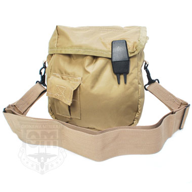 米軍払い下げ品 軍用実物

US 2QT CANTEEN COVER TAN ショルダー付

2QTキャンティーンを携帯するキャンティーンポーチです。ポーチの両サイドに付いたDカンを使用してショルダーを取り付ける事が可能、内側は保温性を保つ為、起毛状になっています。

ポーチの裏側に付いたアリスクリップを使用して、ピストルベルトやアリスパックなどに取り付けできます。また、こちらの商品はショルダー付きとなっております。

【サイズ】
サイズ:約18×19×9cm

《COVER WATER CANTEEN 2 QUART キャンティーンカバー 水筒嚢 ミリタリーポーチ ナイロンポーチ ミリタリー雑貨》
