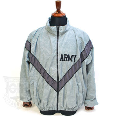 米軍払い下げ 軍用実物

ARMY IPFU JACKET フィットネス ユニフォーム
米陸軍トレーニングジャケット

アメリカ陸軍の米兵がトレーニング時に着用しているトレーニングウェアです。

胸にはARMYのロゴが刺繍されており、フロントからバックにかけて、V字の反射素材(リフレクター)仕様になっています。
またボディーには薄くデジタル迷彩柄が入っております。
軽量で着心地が良いジャケットです。

※タグや仕様が若干異なる場合がございます。

※米軍放出品の為、画像の程度とは若干異なる場合がございますので予めご了承下さい。
(キズ、へこみ、汚れ、穴あき、ほつれ、色味、文字書入れ(名前、ナンバー)など