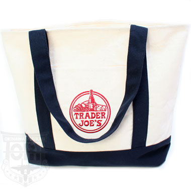 トレーダージョーズ（Trader Joes）

REUSABLE COTTON TOTE BAG トレジョ
エコトートバッグ

アメリカでセレブ御用達のエコバッグ
オーガニックで有名なスーパーマーケット
TRADER JOES (トレーダージョーズ)
大容量の品が入りフロントには刺繍ロゴ
またサブポケットが裏表に装着しております。

素材:コットン65％/ポリエステル35％

【サイズ】
約51×36×16cm
取っ手:約60cm

≪グローセリー ECO 通勤 通学 トートバッグ ショッピング ゴシップ トレジョ 輸入雑貨 00773836≫