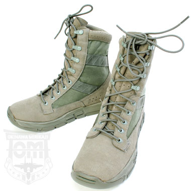 C4 clearance trainer boots