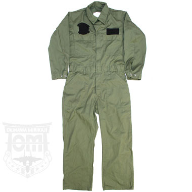 米軍放出品 軍用実物

US COVERALL UTILITY OD カバーオール 

ベルクロ付き ODカラー
65%ポリエステル/35%コットン

アメリカ軍で使用されていたユーティリティーカバーオールです。

ポケットがフロント両胸2ヶ所、両腰に2ヶ所、お尻に2ヶ所の計6ヶ所あります。
ウエストにはベルトループもありジッパーは上下から開くタイプなので、脱着がスムーズです。

薄地で使い勝手がよく機能的にデザインされております。

【サイズ】
サイズ:38S
肩幅:約43cm 身幅:約52cm 袖丈:約56cm 袖下:約48cm
ウエスト:約86cm 股下:約66cm

サイズ:42R
肩幅:約46cm 身幅:約54cm 袖丈:約58cm 袖下:約50cm
ウエスト:約92cm 股下:約74cm

※米軍放出品の為、画像の程度とは若干異なる場合がございますので予めご了承下さい。
(キズ、へこみ、汚れ、穴あき、ほつれ、文字書入れ(名前、ナンバー)など