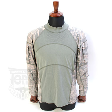 米軍払い下げ品 軍用実物

MASSIF AIRMAN BATTLE SHIRT
ミリタリーコンバットシャツ

MASSIFのABUコンバットシャツ。
ボディーアーマーとの併用を目的としており、軽量なのはもちろんのこと、高い通気性と透湿性を兼ね備えております。

4WAYストレッチを取り入れることでパフォーマンスを下げることなく快適に着用できます。両肩と両袖にはジッパー開閉式ポケットが付いております。

※袖のジッパーポケットが縦型のベルクロポケットの場合もございます。

※イメージ画像と多少仕様が異なる場合がございます。予めご了承下さいませ。

※コットン、レーヨンの配合が少し変わる場合がございます。
例：コットン60％→55％など
