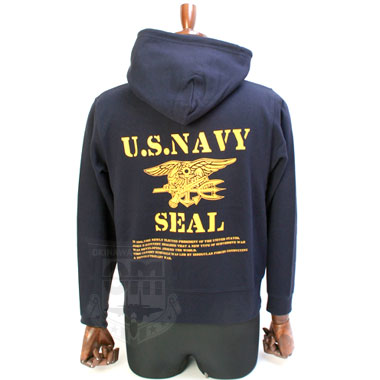 特殊部隊 NAVY SEALS ネイビーシールズ

ミリタリープリント JFK
スウェット フルジップパーカー

胸部分と背面にNAVY SEALSのロゴがプリントされたパーカーです。

薄手なので、肌寒い日に羽織るのには最適なミリタリーパーカーです。

10oz(オンス)パーカー使用
コットン100％
ボディーカラー：ネイビー

【サイズ】
S:肩幅44cm 身幅52cm 着丈60cm 袖丈57cm
M:肩幅48cm 身幅55cm 着丈63cm 袖丈59cm
L:肩幅50cm 身幅58cm 着丈67cm 袖丈62cm
XL:肩幅54cm 身幅61cm 着丈71cm 袖丈63cm