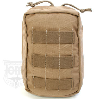 米軍払い下げ品 軍用実物

AN/PVS-14 MNVD POUCH TACTICAL TAILOR

タクティカルテイラー製ナイトビジョンポーチです。

ポーチの内部はベルクロで取り外し可能のクッションパッドでナイトビジョンを固定することができます。
また、電池を留めるゴムバンドやメッシュタイプのポーチがあります。

表面にはMOLLEテープが付いており、サイリュームやポーチなどを取り付けができます。

サイズ的にも丁度よく、肉厚なのでデジタルカメラや
財布、アイコス入れ用としていかがでしょうか？

※画像の電池やナイトビジョンは付属していません。

※新品未使用品でも汚れがある場合がございます。

※米軍放出品の為、画像の程度とは若干異なる場合がございますので予めご了承下さい。
(キズ、へこみ、汚れ、穴あき、ほつれ、文字書入れ(名前、ナンバー)など


【サイズ】
サイズ:約18×12×8cm