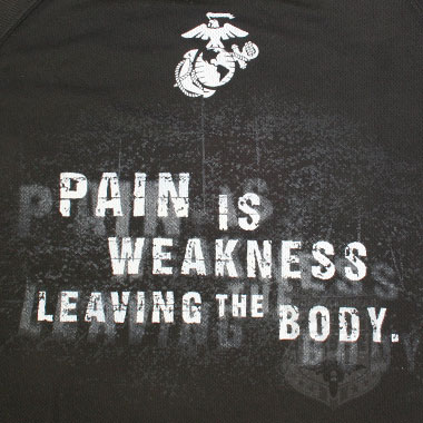 PAIN IS WEAKNESS LEAVING THE BODY プリントTシャツ MADE IN USA