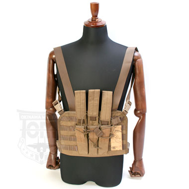 EMERSON MP7 TACTICAL CHEST RIG

フロントにMP7を収納するポーチが付いたチェストリグです。

MOLLE対応のベストなので、ポーチ類を好きな位置に装着
することができ、また、マガジンポーチのフラップは取り外しが可能です。

レプリカ品です。

【サイズ】
サイズ:フリー

チェストリグ サバゲ装備 ベスト マグポーチ
マガジンポーチ サバゲー装備 サバイバルゲーム