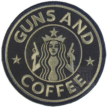 【GUNS AND COFFEE】丸型ワッペン ベルクロ付き

バックにBLACKのカラーリングを施した刺繍ワッペン。

中央のセイレーンが持つのはピストル、ワッペン周りにはGUNS AND COFFEE(銃とコーヒー)というなんともブラックなユーモア溢れるアイテム。

※裏側(雄)ベルクロ付きです。

【サイズ】
直径:約9.5cm