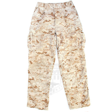 米軍放出品 軍用実物

USMC PERIMETER INSECT GUARD
デザートマーパットパンツ 

TROUSER DESERT MARPAT CAMOUFLAGE MCCUU

防虫素材が施されているマーパットパンツ
生地には所々に小さい海兵隊マークもプリントされています。
カーゴタイプで両太ももにポケットがあり、腰周り2箇所、お尻に2箇所の計6個のポケットがございます。
INSECT GUARDなので、蚊などの虫さされからも守ってくれます。

デザインもカッコよく、機能性でシンプルなデザインなので、普段着としてもいかがでしょうか？

※タグのデザインがイメージ画像と異なる場合がございます。
※中古品に関しまして、キズや穴があいている場合もございます。予めご了承くださいませ。
※サイズはインチ表示となります。

カーゴパンツ ミリタリーパンツ 戦闘服 迷彩服
海兵隊 USMC マーパット デジタル迷彩 ズボン