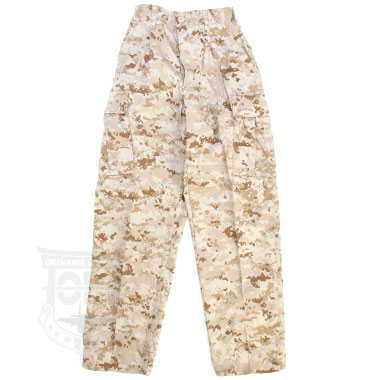 米軍放出品 軍用実物

TROUSER DESERT MARPAT CAMOUFLAGE MCCUU
EA INDUSTRIES inc

デザートマーパットパンツ 

生地には所々に小さい海兵隊マークもプリントされています。
カーゴタイプで両太ももにポケットがあり、腰周り2箇所、お尻に2箇所の計6個のポケットがございます。

デザインもカッコよく、機能性でシンプルなデザインなので、普段着としてもいかがでしょうか？

50%:COTTON 50%:NYLON ノンリップ生地

【サイズ】
サイズ:24-XS
ウエスト:約58cm 股下:約75cm

カーゴパンツ ミリタリーパンツ 戦闘服 迷彩服
海兵隊 USMC マーパット デジタル迷彩 ズボン