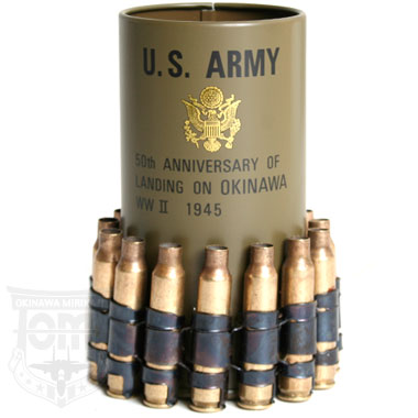 US ARMY ペンたて

5.56mm空薬莢ベルトリンク付き

(薬莢やベルトリンクは実物使用品となります。使用済みの安全品で火薬などは一切入っておりません)

デスク用のペン立てにいかがでしょうか？

【サイズ】
サイズ:約10.5cm×7cm