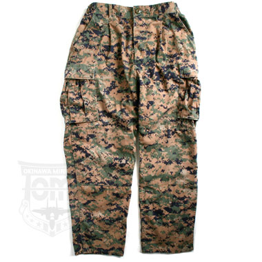 米軍放出品 軍用実物

USMC PERIMETER INSECT GUARD
TROUSER WOODLAND MARPAT CAMOUFLAGE MCCUU

ウッドランドマーパットパンツ インチサイズ

防虫素材が施されているマーパットパンツ、生地には海兵隊マークもプリントされています。

森林迷彩効果があり、ジャングル用としても着用されています。

INSECT GUARDなので、蚊などの虫さされからも守ってくれます。

デザインもカッコよく、機能性でシンプルなデザインなので、普段着としてもいかがでしょうか?

※タグのデザインがイメージ画像と異なる場合がございます。
※中古品に関しまして、キズや穴があいている場合もございます。予めご了承くださいませ。

《アメリカ海兵隊 MARINE CORP》