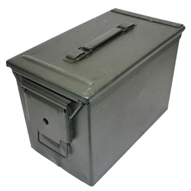 米軍払い下げ品 軍用実物

US アーモボックス「AMMO BOX」

800 CRTG 5.56MM BALL M855 M27 LINK
LC-95G104-115

米軍が弾薬を入れる鉄製のボックス
フタはゴムパッキンとなっているので、防水効果もあります。取っても付いており何かと便利なボックス


放出されるボックスはほとんどがペンキなどで印字部分が塗りつぶされていますが、こちらは塗りつぶしが無く
文字もハッキリ写った状態の弾薬箱です。


程度が良いので、コレクション、工具入れ、ガレージ、ディスプレイ等にいかがでしょうか？

サイズもやや大きめで珍しいサイズです！

サイズ22×30×18cm