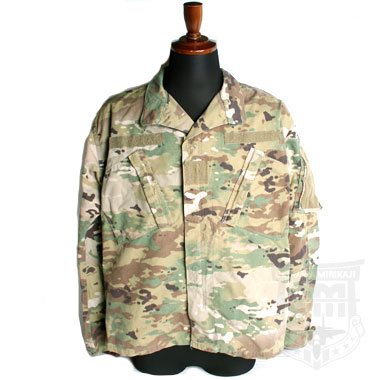 米軍放出品 軍用実物

COAT ARMY COMBAT UNIFORM UNISEX
PERIMETER INSECT GUARD INSECT REPELLENT APPAREL

アメリカ陸軍が現在採用している最新型のコンバットユニフォームです。

マルチカム迷彩

生地に防虫素材が施されており蚊やムカデ等の害虫を寄せ付けにくくなっており、屋外の仕様には最適です。
また、両胸と両肩にポケットがあり、階級章やネームタグを張付ける為のベルクロが縫われております。

50%:NYLON 50%COTTON

※タグやラベルが画像と異なる場合がございます。

【サイズ】
サイズ:L-S
肩幅:約52cm 身幅:約62cm 着丈:約71cm
袖丈:約61cm 袖下:約53cm