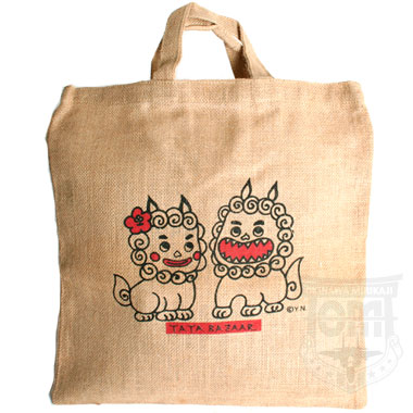 TOTEBAG KHAKI

ペアシーサー 麻トートバッグ

二匹のシーサーのイラストとがプリントされたトートバッグ。

素材：麻


【サイズ】
サイズ:約40×38cm