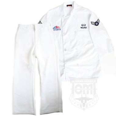 米軍放出品 調理師

USAF FOOD SERVICE CHEF COAT 上下セット 

アメリカ空軍のシェフが着用するジャケット。

ジャケットにはポケットが1つあり、ボタンを左前と右前に切り替える事ができます。
また、両肩に階級章が縫い付けられており胸にはロゴが刺繍されております。

パンツはジッパー開閉式で、ウエスト部に4つのポケットがございます。

【サイズ】
ジャケット:S
肩幅:約49cm 身幅:約55cm 着丈:約77cm
袖丈:約45cm 袖下:約30cm

パンツ:32L
ウエスト:約78cm 股下:約78cm