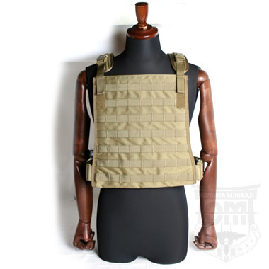 TMC MBSS PLATE CARRIER 

MBSSスタイルのプレートキャリア。

MOLLE対応で様々なポーチを取り付ける事ができ、肩部とウエスト部でサイズ調整が行なえます。

CORDURAナイロン素材。

※※注意事項※※
・モニターにより、色の見え方が実際の商品と異なることがございます。

※米軍放出品ではありません。

