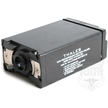 米軍放出品 無線機 バッテリーケース

THALES NON-RECHARGEABLE BATTERY HOLDER
バッテリーホルダー

無線機に使用するパーツかと思われますが詳細は不明です。

123リチウム電池を12個入れることができ、電池フタはネジ固定式です。
また、ツマミは取外し可能です。

詳細は不明です。ご了承くださいませ。

【サイズ】
サイズ:約10.5×7×4cm