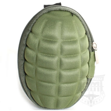 GRENADE POUCH OD

グレネードポーチ型 キーケース

グレネード型のポーチです。

ジッパー開閉式で開くとキーケースとコインケースが現れます。
また、キークリップは5個ありO型のフックを使用しズボンやバッグに取り付ける事ができます。


【サイズ】
サイズ:約12×8.5cm