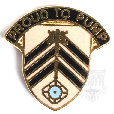 米軍放出品

505th QM BATTALION PINS

Proud to Pumpの文字と記章の入ったピンバッヂ。

背面のピンでBDUやドレスジャケットに固定します。

【サイズ】
サイズ:約2.5×3cm