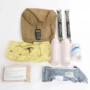 米軍放出品 軍用実物

USMC FIRST AID KIT POUCH SET

アメリカ海兵隊で使用されたトラウマキットです。

ポーチとバンデージやガーゼなどがセットとなっております。

※画像の商品がセット内容の全てとなります。
※サイリュームは使用できるか不明です。