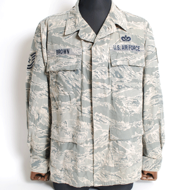 米軍払い下げ品 LION APPAREL

LION USAF ABUジャケット

※リップストップ生地

ABU迷彩ユニフォーム

ポケットの配置やデザインは、アメリカ軍が使用していた従来のBDUジャケットとほぼ同じタイプとなっております。

両襟と両胸に階級章やネームタグのワッペンが縫いつけられております。

※新品はワッペンがついておりません。

【サイズ】
サイズ:不明
肩幅:約50cm 身幅:約60cm
着丈:約71cm 袖丈:約61cm