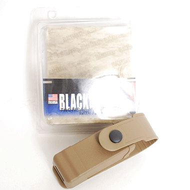 米軍払い下げ ブラックホーク

BLACKHAWK! 
TACTICAL MAG POUCH WITH FLAP

ピストルマガジンを1本収納可能
マガジン本体は樹脂のようなしっかりとした素材

コヨーテカラー