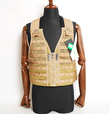 米軍払い下げ

SDS SUPER FLC VEST

ナイロン製 TANカラー

フロント中央ジッパーは着脱用
両サイドジッパーはポケットになっています。

前後左右サイズ調整可能です。

フリーサイズ