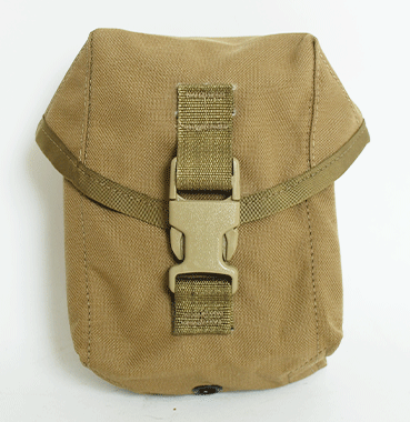 米軍放出品 軍用実物

MOLLE II 100 ROUND UTILITY POUCH COYOTE

100連発マガジンポーチ

※白っぽい「点」は縫製時のマーカー(チョーク)
ですので、シミやカビではございません。

サイズ:約18×12×8cm