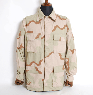 米軍払い下げ 軍用実物

COAT DESERT CAMOUFLAGE PATTERN COMBAT

ノンリップ生地

両肩に階級章が付いています。

サイズ:M-L
肩幅:約50cm
袖丈:約65cm
身幅:約60cm
全長:約80cm