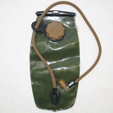 米軍放出品

SOURCE ハイドレーション OD 3L

カラー：OD

サイズ：3L（約42×21cm）

スライド式の上蓋でバック内に手をいれての洗浄が可能。

SOUERCE社製



