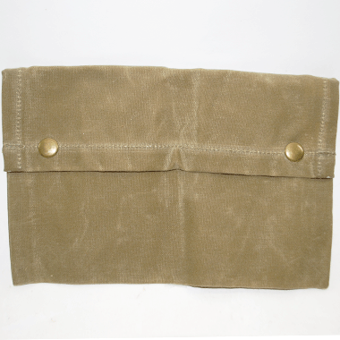 米軍放出品

BADGER CLAW OUTFITTERS ミリタリーポーチ TAN

カラー：TAN

サイズ：約16×25cm（マチなし）

キャンバス地

MADE IN USA