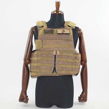 米軍放出品 軍用実物

PARACLETE BODY ARMOR TAN ワッペン付き

パラクレイト ボディーアーマー ソフトアーマー入り

カラー：TAN

サイズ：M

アメリカ国旗、USMCワッペン付き
防弾チョッキ