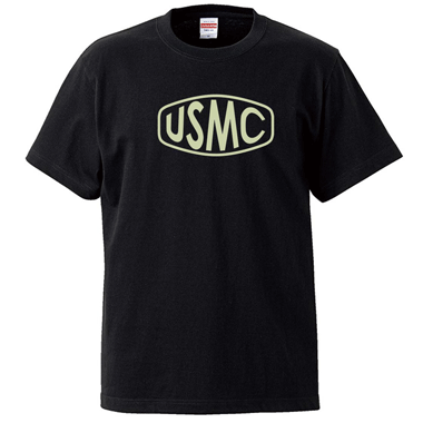 USMC FISHEYE Tシャツ ブラック

カラー：ブラック

サイズ：S M L XL

● S 身幅:49cm 着丈:65cm 肩幅:42cm 袖丈:19cm

● M 身幅:52cm 着丈:69cm 肩幅:46cm 袖丈:20cm

● L 身幅:55cm 着丈:73cm 肩幅:50cm 袖丈:22cm

● XL 身幅:58cm 着丈:77cm 肩幅:54cm 袖丈:24cm

※Ｔシャツサイズの規格は日本規格です。

素材：コットン

5.6oz

ワンポイントのミリタリーＴシャツ。

シンプルが一番。

お出かけのミリタリーコーデから部屋着まで。

ユナイテッドアスレ UNITED ATHLE