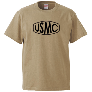 USMC FISHEYE Tシャツ TANカラー

カラー：TAN

サイズ：S M L XL

● S 身幅:49cm 着丈:65cm 肩幅:42cm 袖丈:19cm

● M 身幅:52cm 着丈:69cm 肩幅:46cm 袖丈:20cm

● L 身幅:55cm 着丈:73cm 肩幅:50cm 袖丈:22cm

● XL 身幅:58cm 着丈:77cm 肩幅:54cm 袖丈:24cm

※Ｔシャツサイズの規格は日本規格です。

素材：コットン

5.6oz

ワンポイントのミリタリーＴシャツ。

シンプルが一番。

お出かけのミリタリーコーデから部屋着まで。

ユナイテッドアスレ UNITED ATHLE