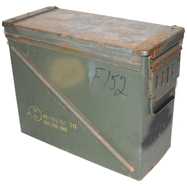 米軍放出品 軍用実物

AMMO BOX アーモボックス 弾薬箱 OD

カラー：OD

サイズ：約37×47×21cm

アーモボックス「AMMO BOX」
米軍が弾薬を入れる鉄製のボックス

工具入れ、ガレージ、ディスプレイ、電動ガンのバッテリー入れ等にいかがでしょうか？

※米軍放出品の為、画像の程度とは若干異なる場合がございますので予めご了承下さい。
(キズ、へこみ、汚れ、穴あき、ほつれ、文字書入れ(名前、ナンバー)など