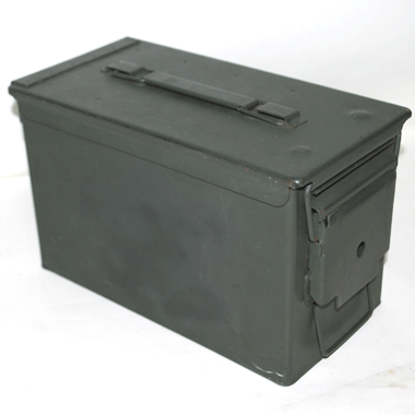 米軍放出品 軍用実物

AMMO BOX アーモボックス 弾薬箱 OD

カラー：OD

サイズ：約18×30×15.5cm

アーモボックス「AMMO BOX」
米軍が弾薬を入れる鉄製のボックス

工具入れ、ガレージ、ディスプレイ、電動ガンのバッテリー入れ等にいかがでしょうか？

※米軍放出品の為、画像の程度とは若干異なる場合がございますので予めご了承下さい。
(キズ、へこみ、汚れ、穴あき、ほつれ、文字書入れなど