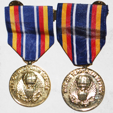 米軍放出品

ARMY SERVICE MEDAL サービスメダル 2連 ゴールド

カラー：ゴールド

サイズ：約8×7.5×1.5cm

コスプレにいかがでしょうか。

※米軍放出品の為、画像の程度とは若干異なる場合がございますので予めご了承下さい。
(キズ、へこみ、汚れ、穴あき、ほつれ、文字書入れ(名前、ナンバー)など