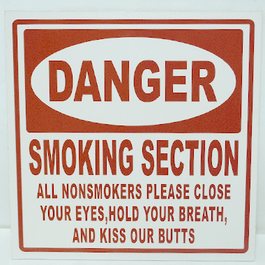 米軍放出品

ミリタリープレート DANGER SMOKING SECTION ホワイト

カラー：ホワイト

サイズ：約46×46×0.2cm

素材：合成樹脂

お店の置物、コレクション、インテリアにいかがでしょうか。

※米軍放出品の為、画像の程度とは若干異なる場合がございますので予めご了承下さい。
(キズ、へこみ、汚れ、穴あき、ほつれ、文字書入れ(名前、ナンバー)など