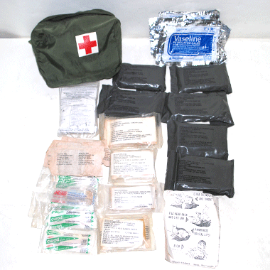 米軍放出品 軍用実物

FIRST AID KIT GENERAL PURPOSE ファーストエイドキット 応急処置セット OD

カラー：OD

サイズ：約11×19×11cm

素材：ナイロン

※写真に写っているのがセット内容となります。

※ジッパーの取っ手が欠品しておりますが開閉に問題はございません。

※米軍放出品の為、画像の程度とは若干異なる場合がございますので予めご了承下さい。
(キズ、へこみ、汚れ、穴あき、ほつれ、文字書入れ(名前、ナンバー)など