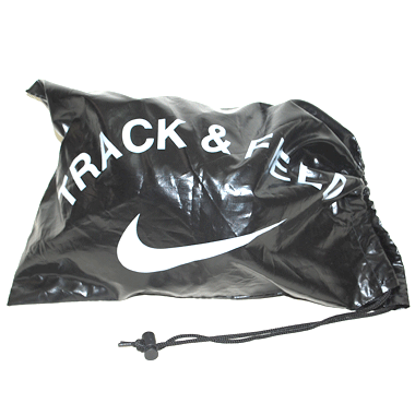 米軍放出品

NIKE TRACK & FIELD シューズバック シューズケース ブラック

カラー：ブラック

サイズ：約42×29cm

素材：ナイロン　

リップストップ生地

ナイキのシューズバック。

表面はエナメルのようなツヤがございます。

シューズ入れやその他小物ポーチとして。

※米軍放出品の為、画像の程度とは若干異なる場合がございますので予めご了承下さい。
(キズ、へこみ、汚れ、穴あき、ほつれ、文字書入れ(名前、ナンバー)など
