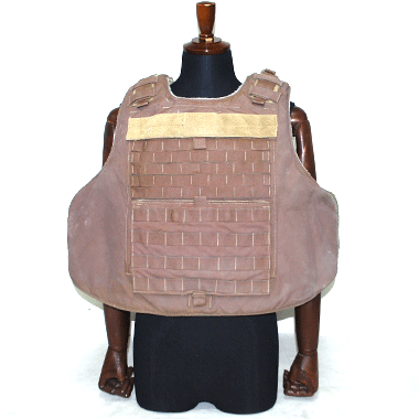 米軍放出品 軍用実物

BODY ARMOR MODULAR TACTICAL VEST ボディーアーマー タクティカルベスト TAN

カラー：TAN

サイズ：M

素材：ナイロン　内側はメッシュ素材

重量：約4.2kg

軍用実物のボディーアーマー。

正面と背面の下部ウェビングはベルクロで固定されており上側だけ縫い付けられておりますのでペラペラめくれるようになっております。

正面上部に鉄板プレートなどを収納できるポケットがございます。

背面下には折り畳み式ポーチございます。

サバゲー、コレクションに。

※中古品の為、薄いカビや擦れて白くなっている箇所がございますが気になるほどではございません。

※米軍放出品の為、画像の程度とは若干異なる場合がございますので予めご了承下さい。
(キズ、へこみ、汚れ、穴あき、ほつれ、文字書入れ(名前、ナンバー)など

