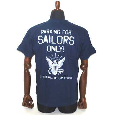 ミリカジオリジナル

USNAVY 海軍 ミリタリープリントTシャツ ネイビー

カラー：ネイビー

サイズ：S M L XL

S:身幅：約47cm 身丈：約62cm 肩幅：約42cm 袖丈：約17cm

M:身幅：約51cm 身丈：約65cm 肩幅：約46cm 袖丈：約19cm

L:身幅：約53cm 身丈：約70cm 肩幅：約50cm 袖丈：約20.5cm

XL:身幅：約57cm 身丈：約72.5cm 肩幅：約53cm 袖丈：約23cm

素材：コットン100％

5.6oz

胸に海軍紋章、バックはPARKING FOR SAILORS ONLYの文字がございます。

サバゲーのお着替えやミリタリーコーデの普段使いとしていかがでしょうか。