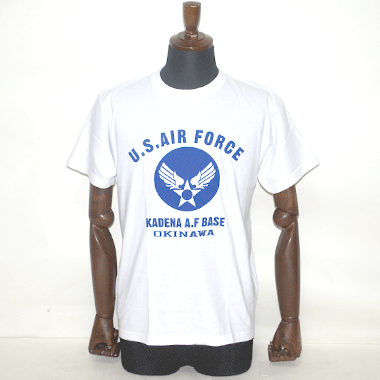 ミリカジオリジナル

US AIRFORCE KADENA AF BASE ミリタリープリントTシャツ ホワイト

カラー：ホワイト

サイズ：S M L XL

S:身幅：約47cm 身丈：約62cm 肩幅：約42cm 袖丈：約17cm

M:身幅：約51cm 身丈：約65cm 肩幅：約46cm 袖丈：約19cm

L:身幅：約53cm 身丈：約70cm 肩幅：約50cm 袖丈：約20.5cm

XL:身幅：約57cm 身丈：約72.5cm 肩幅：約53cm 袖丈：約23cm

素材：コットン100％

5.6oz

フロントに空軍紋章、バックはUS AIRFORCEの文字がプリントされております。

サバゲーのお着替えやミリタリーコーデの普段使いとしていかがでしょうか。