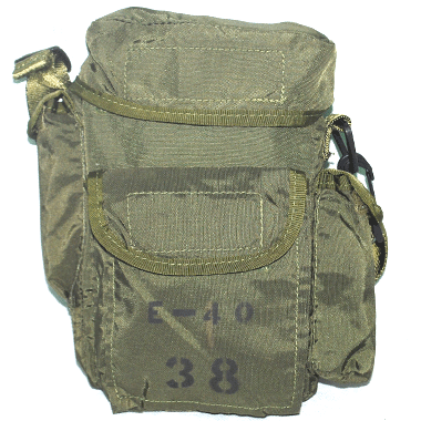 米軍放出品

RADIO POUCH ラジオポーチ OD

カラー：OD

サイズ：約23×20×5cm

素材：ナイロン

ラジオポーチ

裏面アリスクリップ付き

ナイロンベルトは片方がプラスチックフックの為着脱が簡単です。

両サイドに縦長ポケット、フロント部分のサブポケットは内部で2ポケットになっております。

※米軍放出品の為、画像の程度とは若干異なる場合がございますので予めご了承下さい。
(キズ、へこみ、汚れ、穴あき、ほつれ、文字書入れ(名前、ナンバー)など