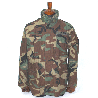 米軍放出品 軍用実物

US ARMY COAT COLD WEATHER FIELD フィールドジャケット ワッペン付き ウッドランド

カラー：ウッドランド

サイズ：S-R
身幅：約52cm　身丈：約73cm
肩幅：約47cm　袖丈：約60cm

素材：コットン50％　ナイロン50％

※ライナーは付属しておりません。

胸にUS ARMYのコットンワッペンがついております。

収納式フードございます。

肩にはエポレット付き

フロント部分はジッパーとドットボタンで開閉するタイプです。

ウエスト部分は内側のヒモで締めれるようになっております。

※米軍放出品の為、画像の程度とは若干異なる場合がございますので予めご了承下さい。
(キズ、へこみ、汚れ、穴あき、ほつれ、文字書入れ(名前、ナンバー)など


