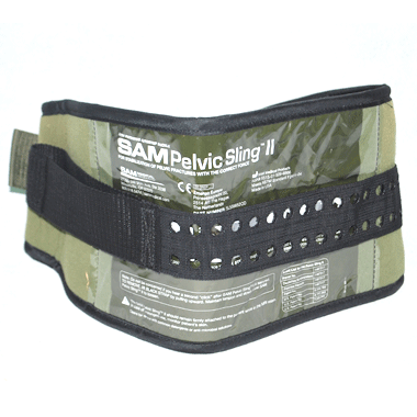 米軍放出品 軍用実物

SAM PELVIC SLING 2 MADE IN USA OD

カラー：OD

サイズ：81-127cm

素材：ナイロン

骨盤骨折のある人の骨盤を圧迫し、安全に整復するベルトです。

内側は肌触りのいいフリースのような素材です。

※米軍放出品の為、画像の程度とは若干異なる場合がございますので予めご了承下さい。
(キズ、へこみ、汚れ、穴あき、ほつれ、文字書入れ(名前、ナンバー)など