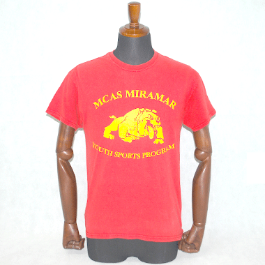 米軍放出品

GILDAN MCAS MIRAMAR COACH プリントTシャツ レッド

カラー：レッド

サイズ：M
身幅：約49cm　身丈：約64cm
肩幅：約46cm　袖丈：約16.5cm　袖下：約10cm

素材：コットン

フロントにブルドック、バックにCOACHのプリントがございます。

※全体的に色褪せございます。

※米軍放出品の為、画像の程度とは若干異なる場合がございますので予めご了承下さい。
(キズ、へこみ、汚れ、穴あき、ほつれ、色味、文字書入れ(名前、ナンバー)など