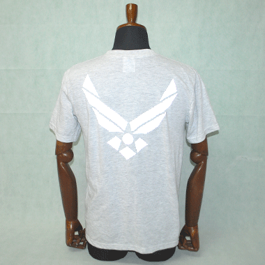 米軍放出品 軍用実物

SOFFE AIR FORCE MILITARY T-SHIRT PTU グレー

カラー：グレー

サイズ：S
身幅：約49cm　着丈：約64cm
肩幅：約44cm　袖丈：約22cm　袖下：約12cm

AIR FORCE MILITARY T-SHIRT
USAF ミリタリープリントTシャツ

ボディーカラーグレー(灰色)、エアフォースマークのリフレクタープリント、シンプルなデザインなので、着回しがきく1着、トレーニングや夜のジョギング等にオススメです。

美品です。襟元もしっかりで、目立った汚れなし。

※米軍放出品の為、画像の程度とは若干異なる場合がございますので予めご了承下さい。
(キズ、へこみ、汚れ、穴あき、ほつれ、色味、文字書入れ(名前、ナンバー)など