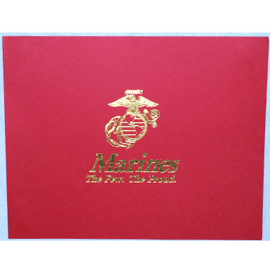 米軍放出品

USMC 賞状ケース 見開き ファイル レッド

カラー：レッド

サイズ：約24×30.5cm

厚紙タイプのファイルになります。

第一騎兵師団のロゴが入ったシールが貼られてます。

4つの角に入っている切れ目で収納する用紙を固定します。

表面には海兵隊のプリントがございます。

※米軍放出品の為、画像の程度とは若干異なる場合がございますので予めご了承下さい。
(キズ、へこみ、汚れ、穴あき、ほつれ、色味、文字書入れ(名前、ナンバー)など